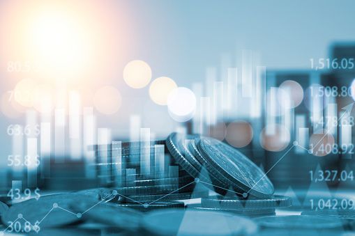 Geld liegt auf einem Tisch mit Überlagerungen