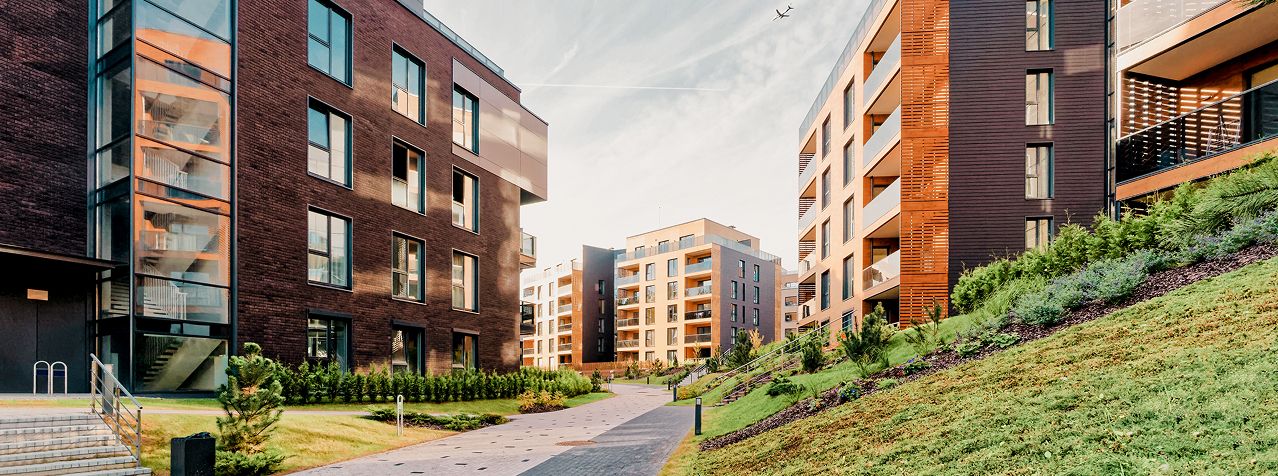 Mehrfamilienhäuser an einer Straße