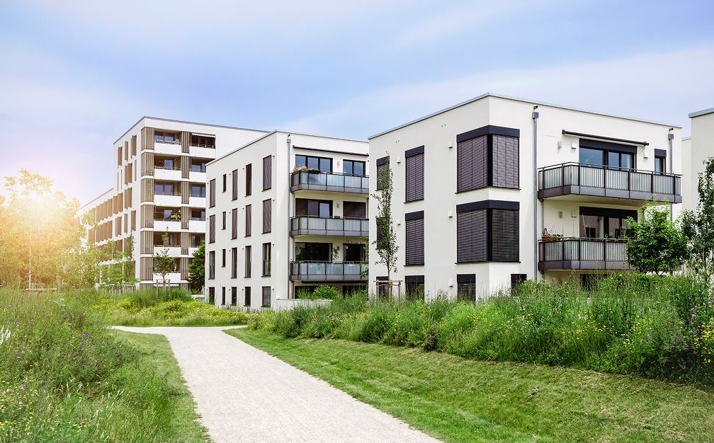 Mehrfamilienhäuser im Grünen mit Weg